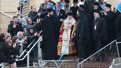 نهر الأردن يوحِّد الضفتين في قداس الغطاس وصليب الخلاص يتوسط مياهه
