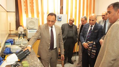 لجنة قطاع العلوم الأساسية بالمجلس الأعلى للجامعات تقيم إمكانيات الدراسة