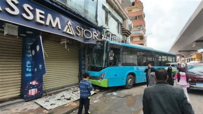 تحطم وجهات محلين و 3 سيارات في انحراف أتوبيس نقل عام عن مساره بالكيلو 21  