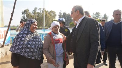 محافظ الغربية في جولة مفاجئة  الدلجمون بين الأهالي يوقف مركبات التوك توك 