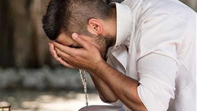 حكم قراءة القرآن من الهاتف دون وضوء في رمضان.. الأزهر يوضح