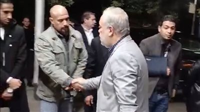 أشرف زكي يقدم واجب العزاء لأسرة الفنان الراحل محمود بشير |صور