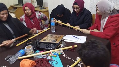 تنفيذ فعاليات اليوم الأول لبرنامج علمني حرفة بورشة المكرمية بمركز المدينة 