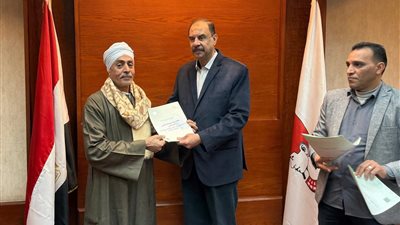 محافظ سوهاج يسلم 30 عقدا لتقنين أراضي أملاك الدولة للمواطنين