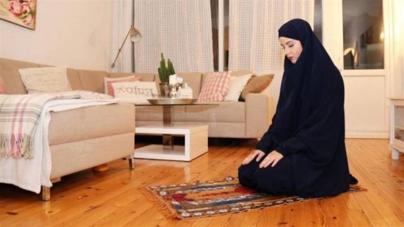 هل تبطل صلاة المرأة