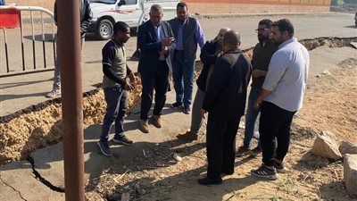 بحضور لجنة مختصة.. محافظ قنا يوجه بسرعة إصلاح هبوط بطريق مجمع المواقف بأبوتشت 
