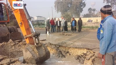 رئيس مياه الفيوم يتابع إصلاح كسر مفاجيء بخط شرب قطر 300 مم  