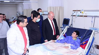 بين المرضى.. رئيس جامعة سوهاج يطمئن على مستوى الخدمات بمستشفى الطوارئ الجديد