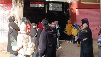 طلاب الشهادة الإعدادية بالجيزة يؤدون امتحاني 