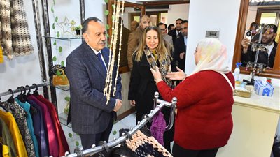 محافظ أسيوط ونائب وزير الاتصالات يتفقدان بازار 