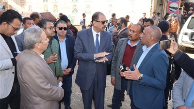 محافظ سوهاج يشدد على النظافة والسلامة خلال تنفيذ مشروعات الطرق والصرف الصحي