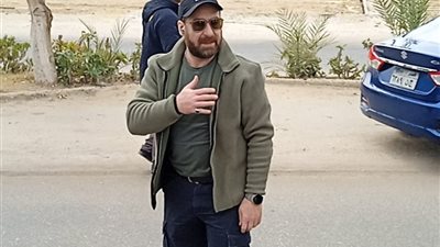 نضال الشافعي يصل مسجد آل بهجت دريم لاند استعدادا لصلاة الجنازة على والدته 