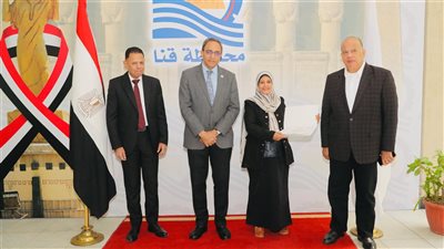 محافظ قنا يكرم المتدربين ضمن مبادرة «تواصل» لتدريب العاملين على لغة الإشارة
