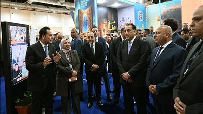 رئيس الوزراء يتفقد جناح مركز المعلومات ودعم اتخاذ القرار بمعرض الكتاب 
