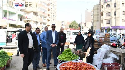 جولة ميدانية.. محافظ الفيوم يتفقد محال بيع السلع الغذائية وسوق الخضار والفاكهة