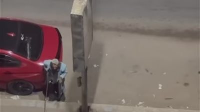 «مهتز نفسيا».. شخص يحطم زجاج السيارات أثناء توقفها بمنطقة الملاحة بالسويس