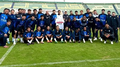 صورة تذكارية وقميص النادي.. الزمالك يكرم مشجعه الوحيد في برج العرب