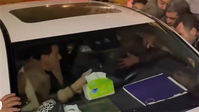 كان بيوزع فلوس .. اندفاع كبير حول سيارة أحمد شيبة في عزاء والدة رضا البحراوي