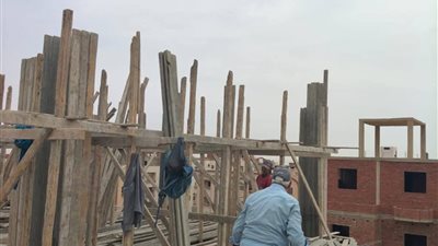 إيقاف اعمال وازالة فورية في المهد لحالة بناء مخالف بمدينة السلام بفيصل بالسويس