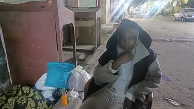 صاحب الشقة رماها من البلكونة.. فتاة سودانية تفترش رصيف فيصل بكسور في القدمين