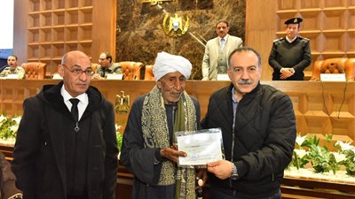 أيقونة كفاح بأسيوط مسن يتحدى الأمية والمحافظ يكرمه تقديرا لإرادته