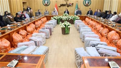  محافظ المنوفية يلتقى 60 حالة إنسانية من أبناء المحافظة ويصرف مساعدات مالية