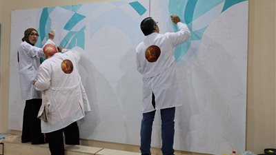 جدارية إسلامية حيّة تُزيّن جناح الأزهر لأول مرة بمعرض القاهرة الدولي للكتاب