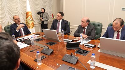 وزير العمل يلتقي ممثلي أصحاب الأعمال والمستثمرين لبحث تعزيز علاقات العمل