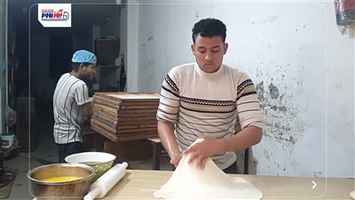 إيده تتلف في حرير.. شاب فيومي يبدع في صناعة الفطير