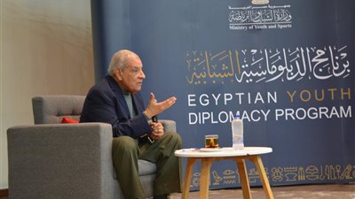 نقل الخبرات الوطنية للشباب.. وزير الرياضة يشهد محاضرة إبراهيم محلب