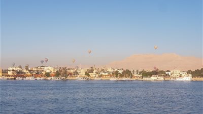 الشبورة تحسم القرار.. إلغاء رحلات البالون الطائر بالأقصر لليوم الثاني