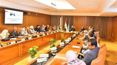 محافظ أسيوط يناقش مع المجلس الإقليمي للصحة سبل تطوير الخدمات الطبية