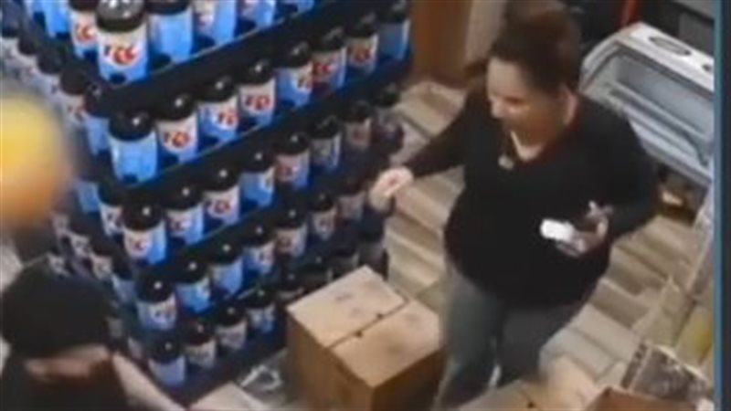 فتاة أمريكية تقبل