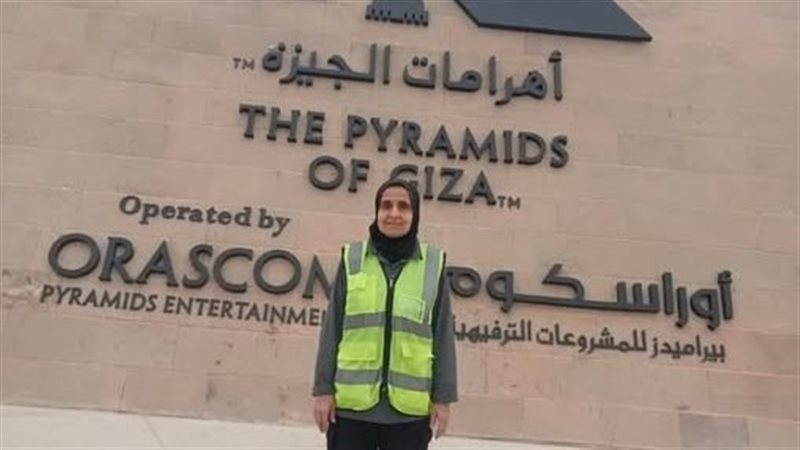 مسؤولة نظافة في الأهرامات