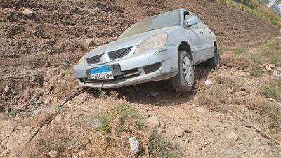 إصابة شخص في انقلاب سيارة بترعة المعنا في طريق قنا البحر الأحمر