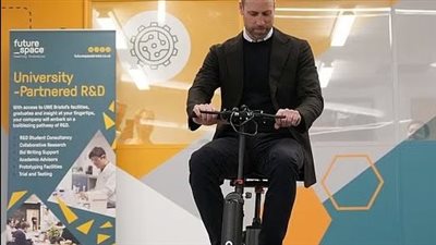 سكوتر كهربائي وكمبيوتر عملاق..الأمير ويليام في جولة ببريستول
