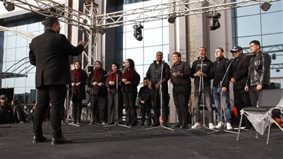 في ثاني أيامه.. عروض فنية تجذب جمهور معرض الكتاب على المسرح الصغير