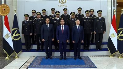 الرئيس السيسي يلتقط صورة تذكارية مع مدبولي وتوفيق في احتفالية عيد الشرطة الـ74