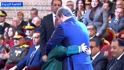 لحظة إنسانية مؤثرة في عيد الشرطة.. الرئيس السيسي يحتضن نجل الشهيد رامي هلال