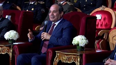 الرئيس السيسي يشدد على تقوية الصلة بين الشعب ومؤسسات الدولة