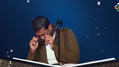 دموع على الهواء.. أحمد محمد علي يبكي تأثرا في «دولة التلاوة»