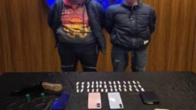 ضبط  عاطلين بسرقة حقيبة من سيارة وحازة مخدرات وسلاح ناري 