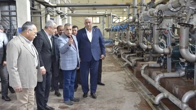 وزير الإنتاج الحربي يتابع سير العملية الإنتاجية بشركة أبو زعبل