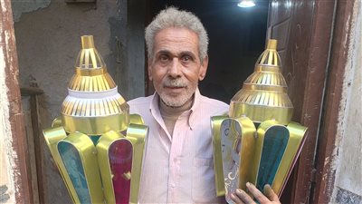 شعبان أبوالخير حارس البهجة الرمضانية في بنها..حكاية 60 عامًا مع الفانوس الشعبي