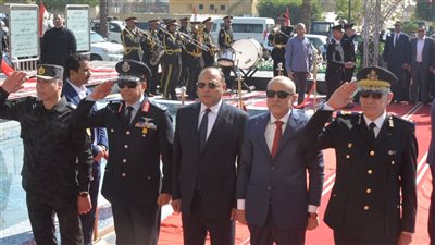 محافظ الأقصر يضع إكليلًا من الزهور على النصب التذكاري لشهداء الشرطة والجيش 