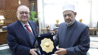  رئيس مجلس الدولة يهدي دِرْعَ المجلس لفضيلة الإمام الأكبر