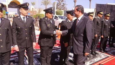 محافظ دمياط يضع إكليل الزهور احتفالا بالذكرى 47 لعيد الشرطة