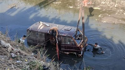 انقلاب سيارة ميكروباص في ترعة نجع حمادي بسوهاج دون إصابات