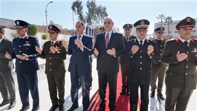 عيد الشرطة الـ 74.. محافظ الغربية يوزع الورود على رجال الشرطة والأهالي
