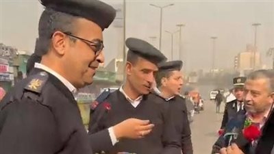 بالورود والشيكولاتة.. شرطة القليوبية تحتفل بعيدها الـ٧٤ وسط المواطنين
